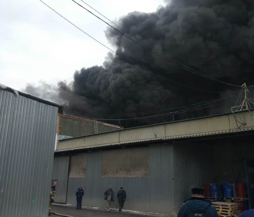 В Екатеринбурге крупный пожар на Уральском лакокрасочном заводе