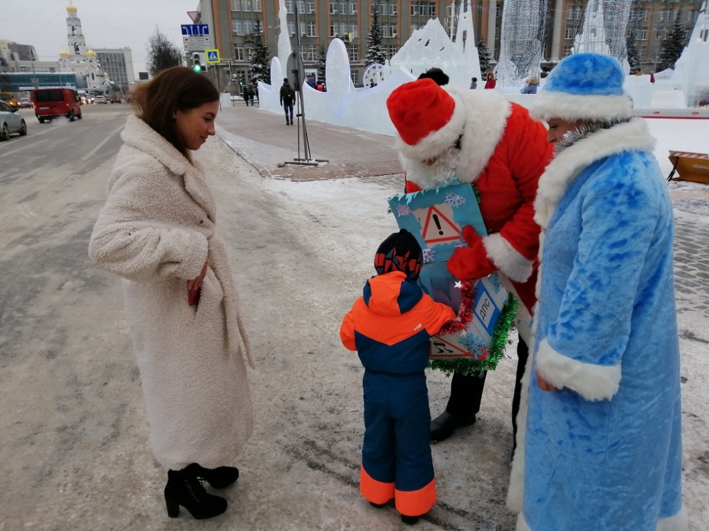 Сотрудники ГИБДД в Екатеринбурге поздравили автомобилистов с Новым годом 