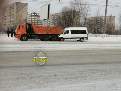 В Нижнем Тагиле автомобиль ритуальной службы врезался в КамАЗ