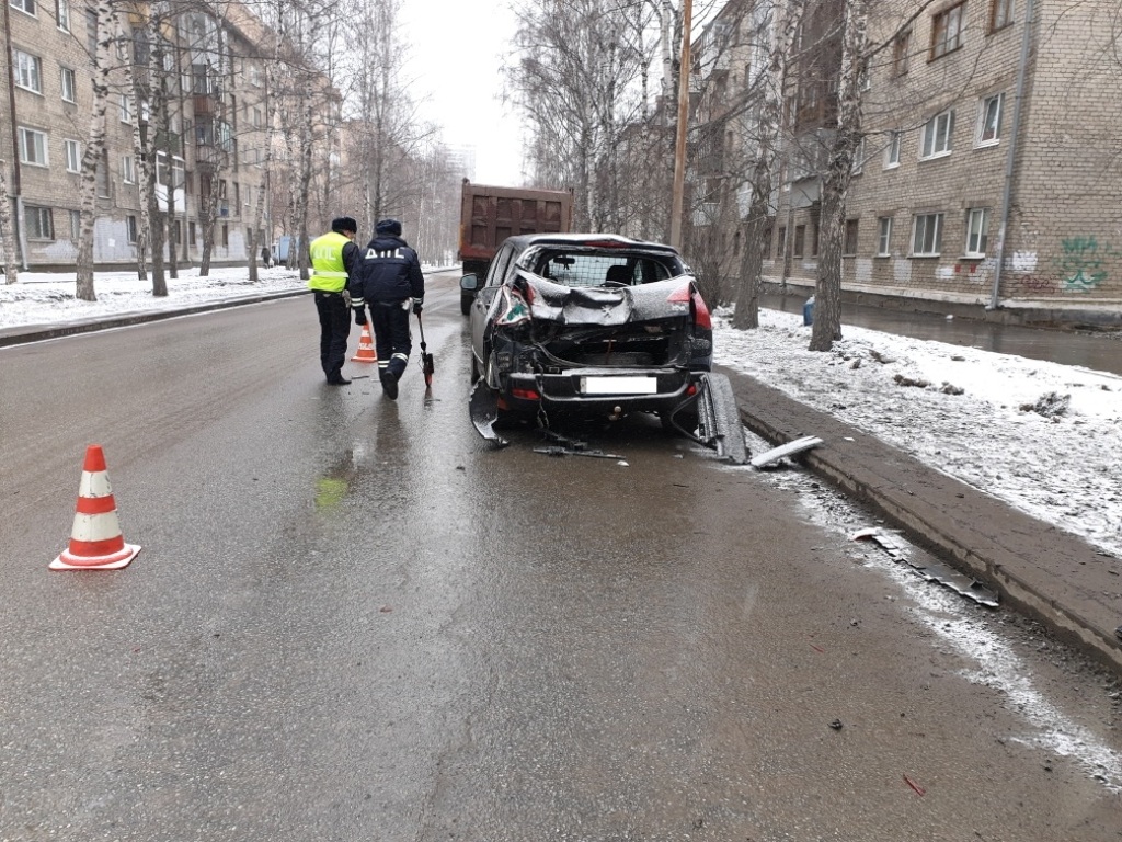 В Екатеринбурге грузовик протаранил легковушку. Двое детей пострадали