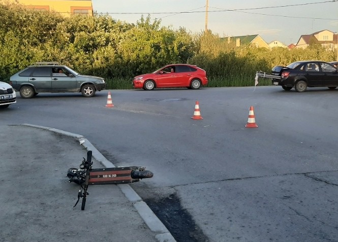 В Екатеринбурге иномарка сбила двух мальчиков на электросамокате