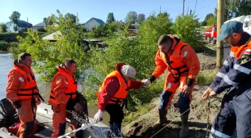 Для борьбы с последствиями паводка в Верхнюю Салду направлена аэромобильная группировка МЧС