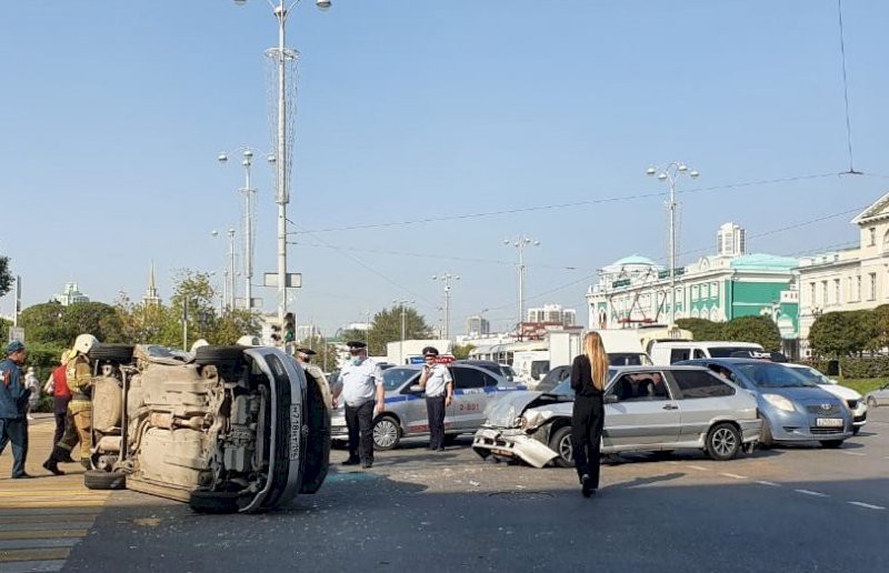 В центре уральской столицы на перекрестке проспект Ленина — Пушкина перевернулся «Volkswagen»