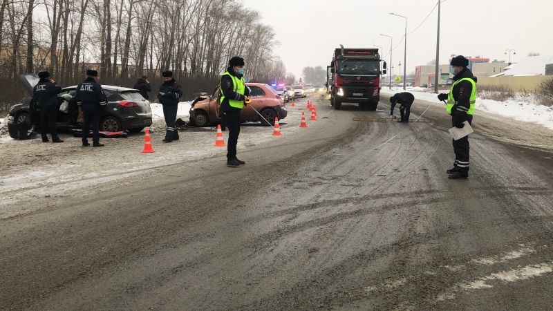 В лобовом ДТП на Полевском тракте погиб мужчина