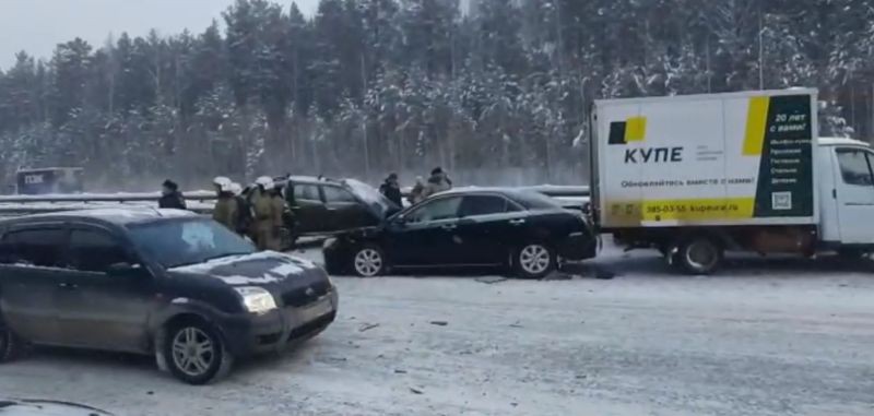 Появилось видео последствий массового ДТП на Серовском тракте