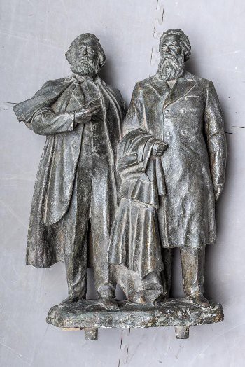 В Каменске-Уральском не приняли работы по реконструкции памятника Марксу и Энгельсу